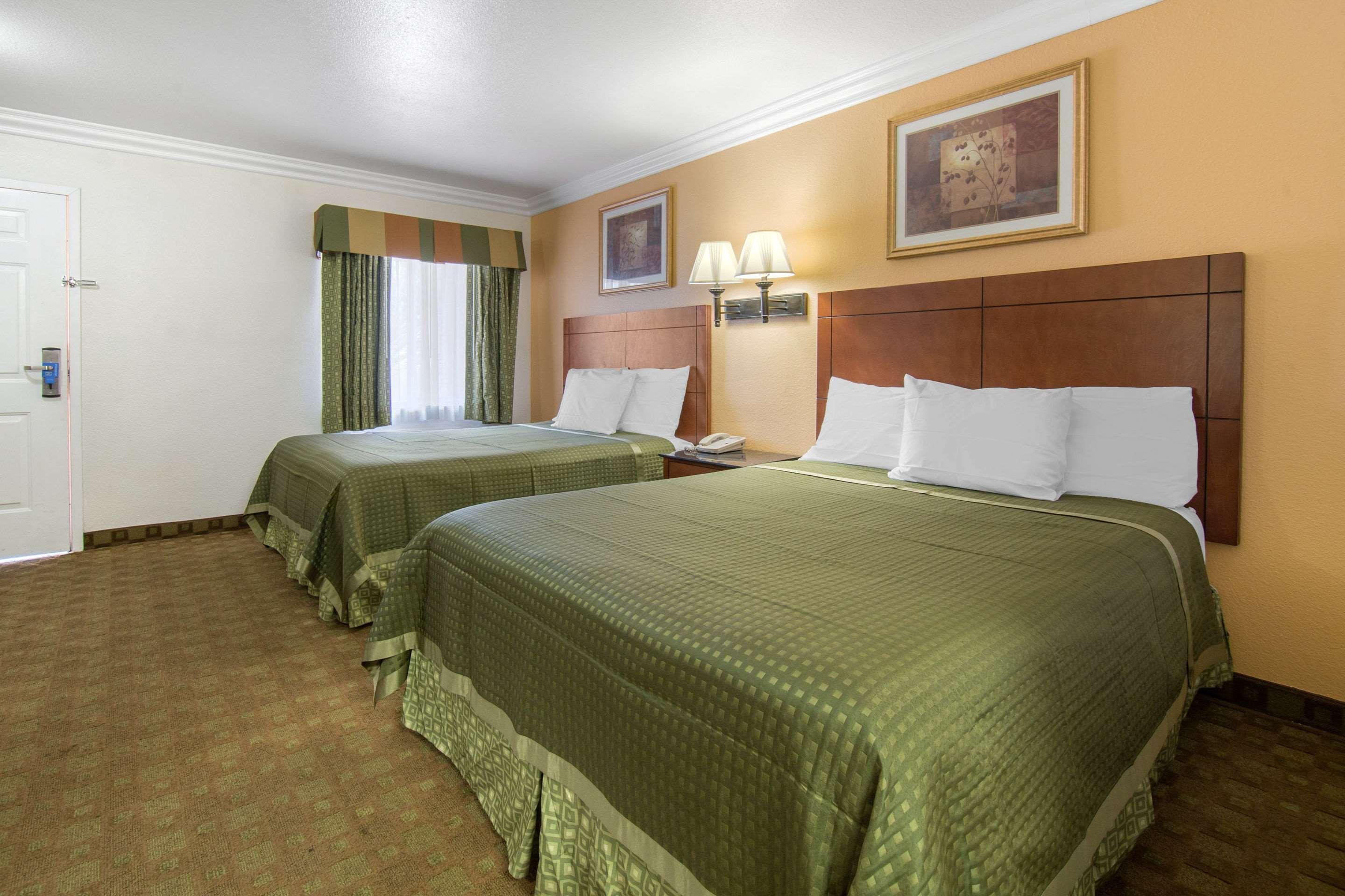 Rodeway Inn Adelanto US 395 Esterno foto