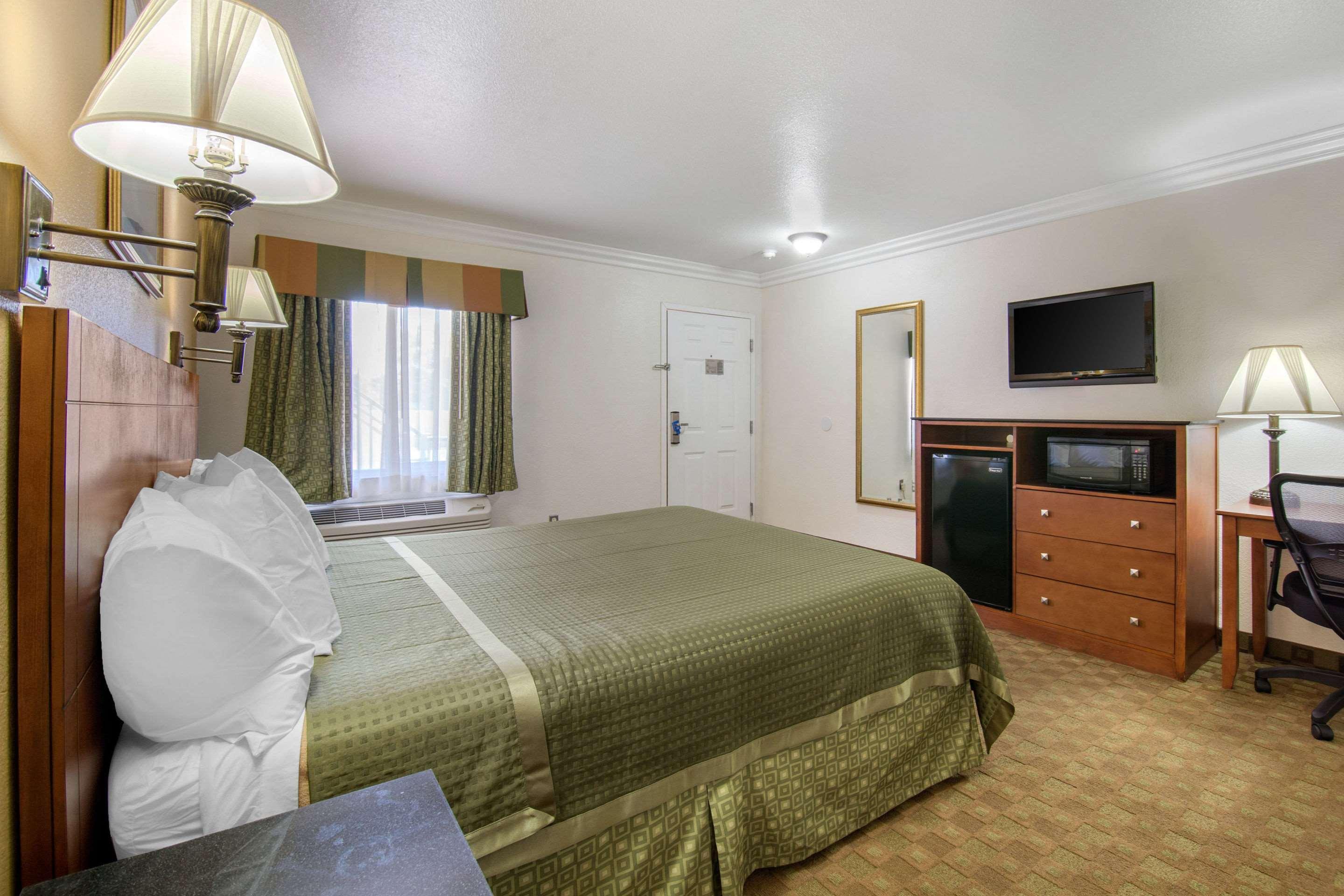 Rodeway Inn Adelanto US 395 Esterno foto